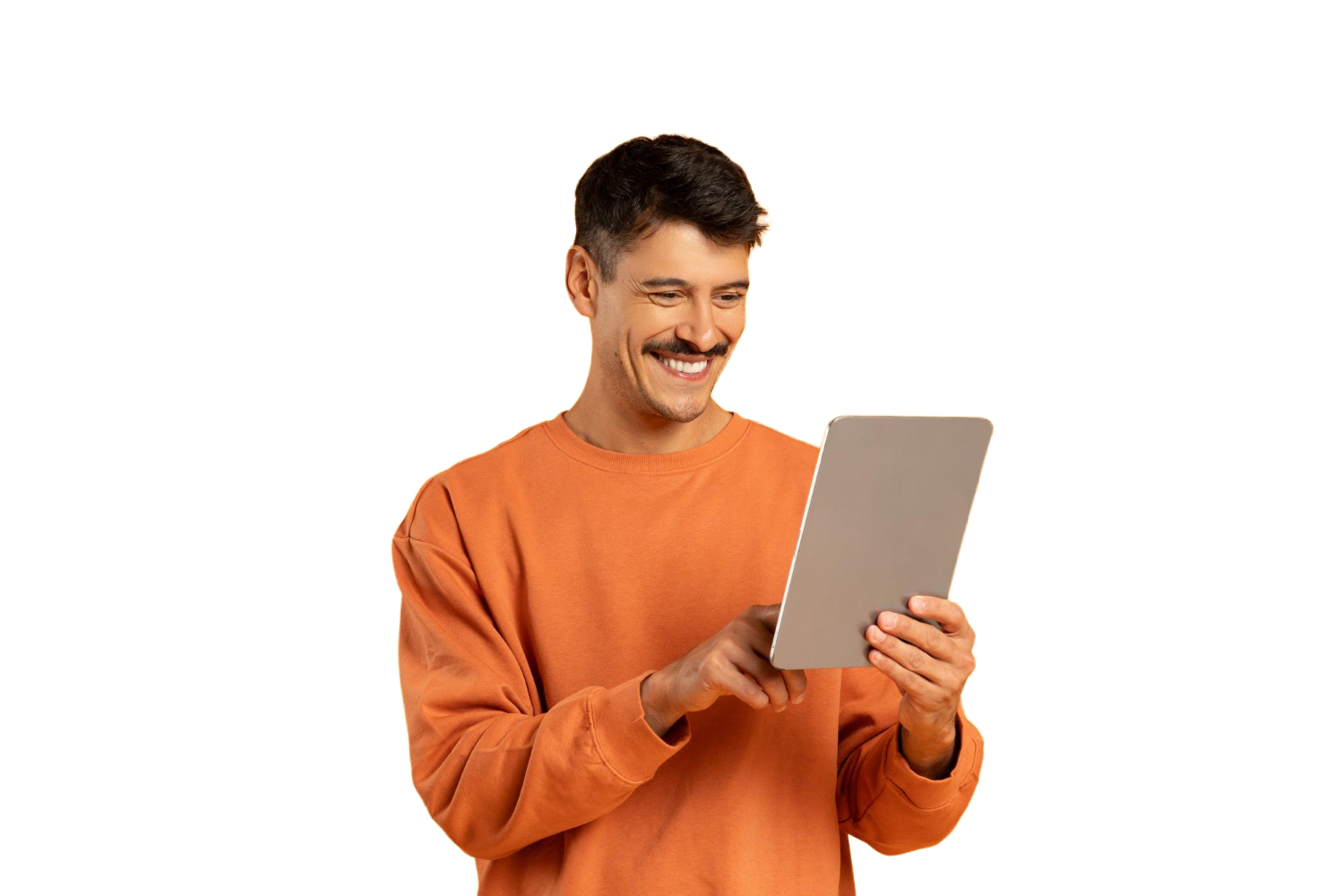 Hombre con suéter naranja sosteniendo una tableta digital viendo los beneficios de Tu Negocio en Línea