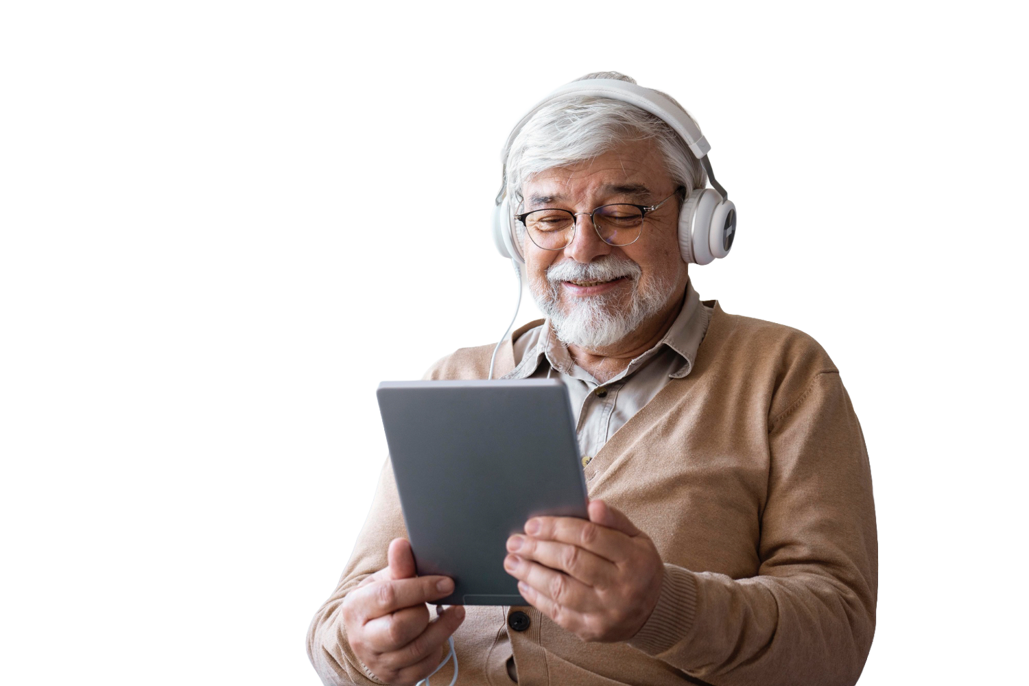 Hombre mayor con tableta y audífonos viendo los beneficios de Tu Negocio en Línea